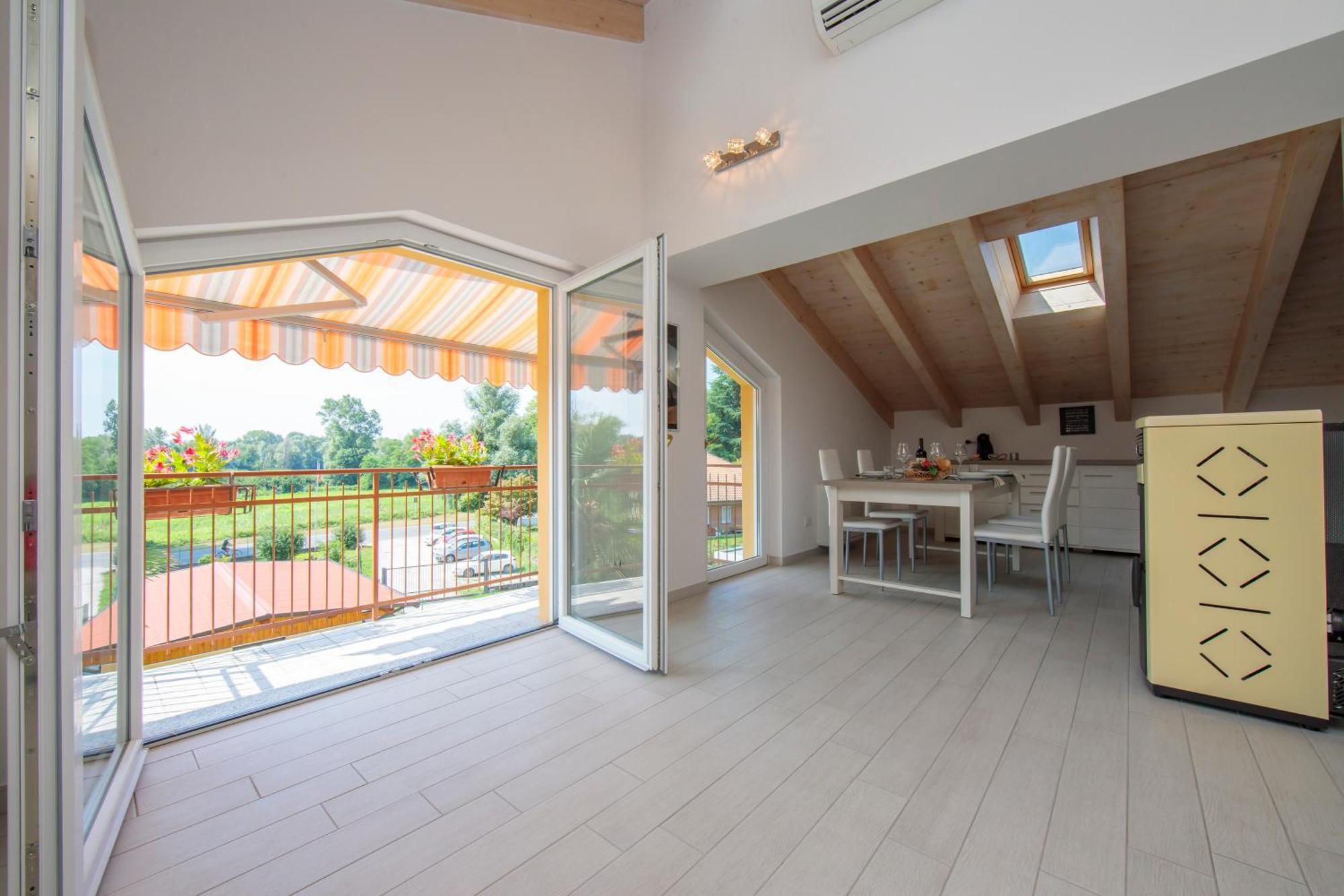 Silver Lake Apartment - Happy Rentals Angera Exterior photo